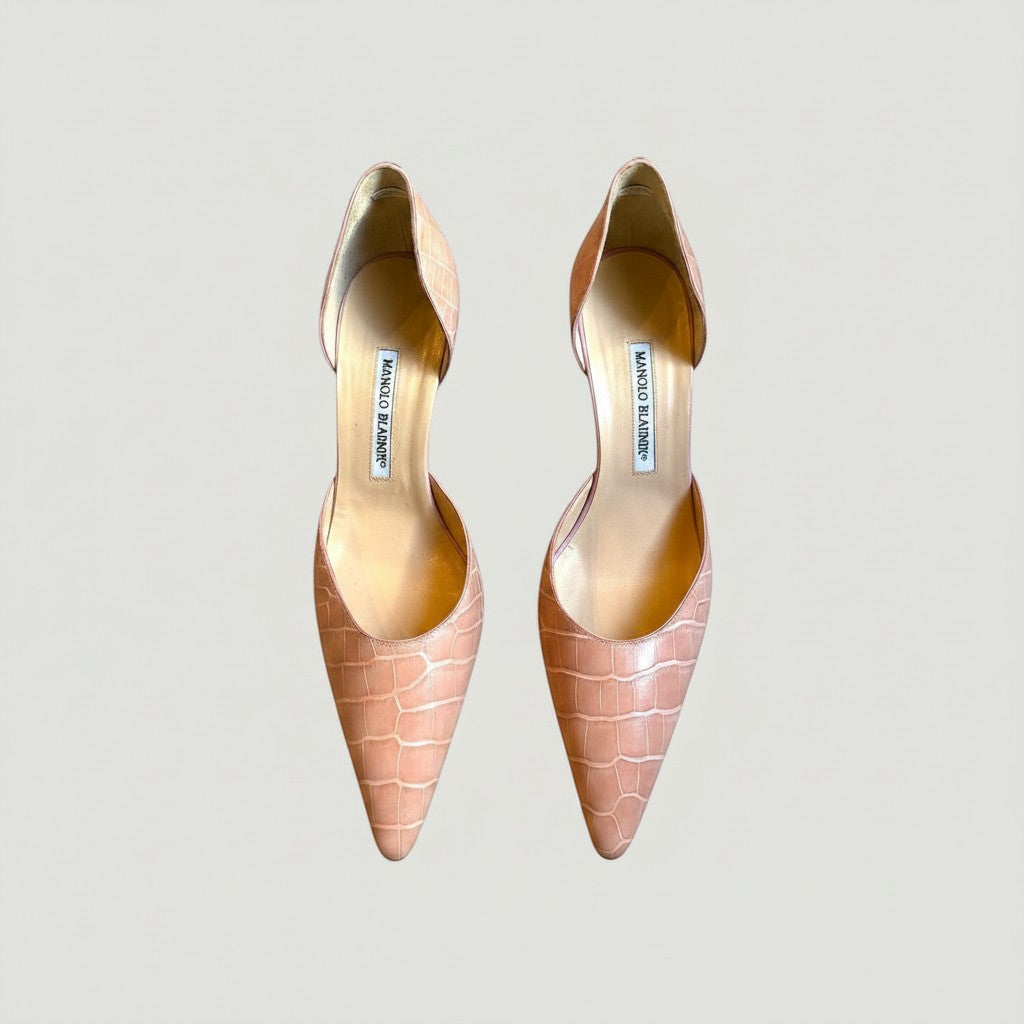La Volta Manolo Blahnik blush pink crocodile embossed leather pointed toe heels with d'Orsay silhouette.